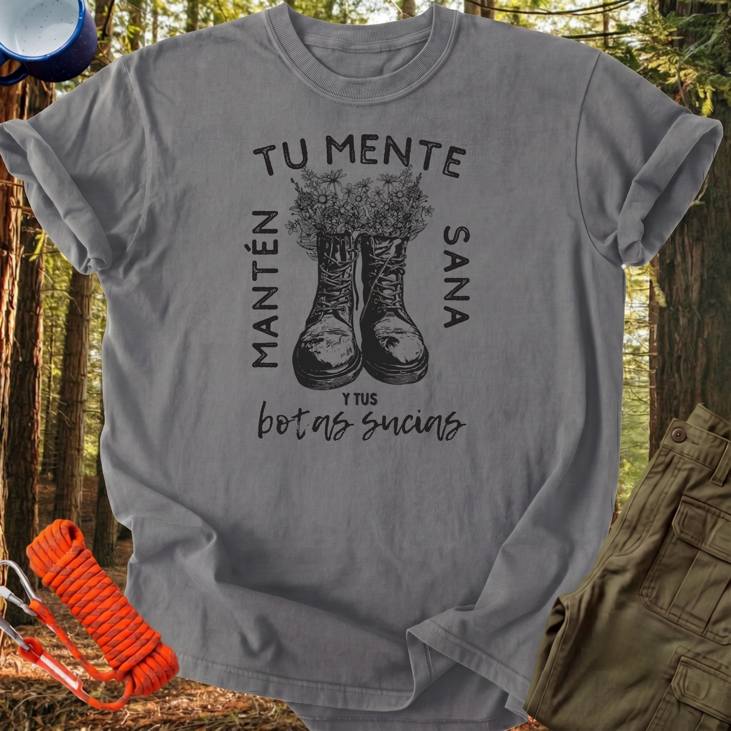 Camiseta Mente Santa, Botas Sucias